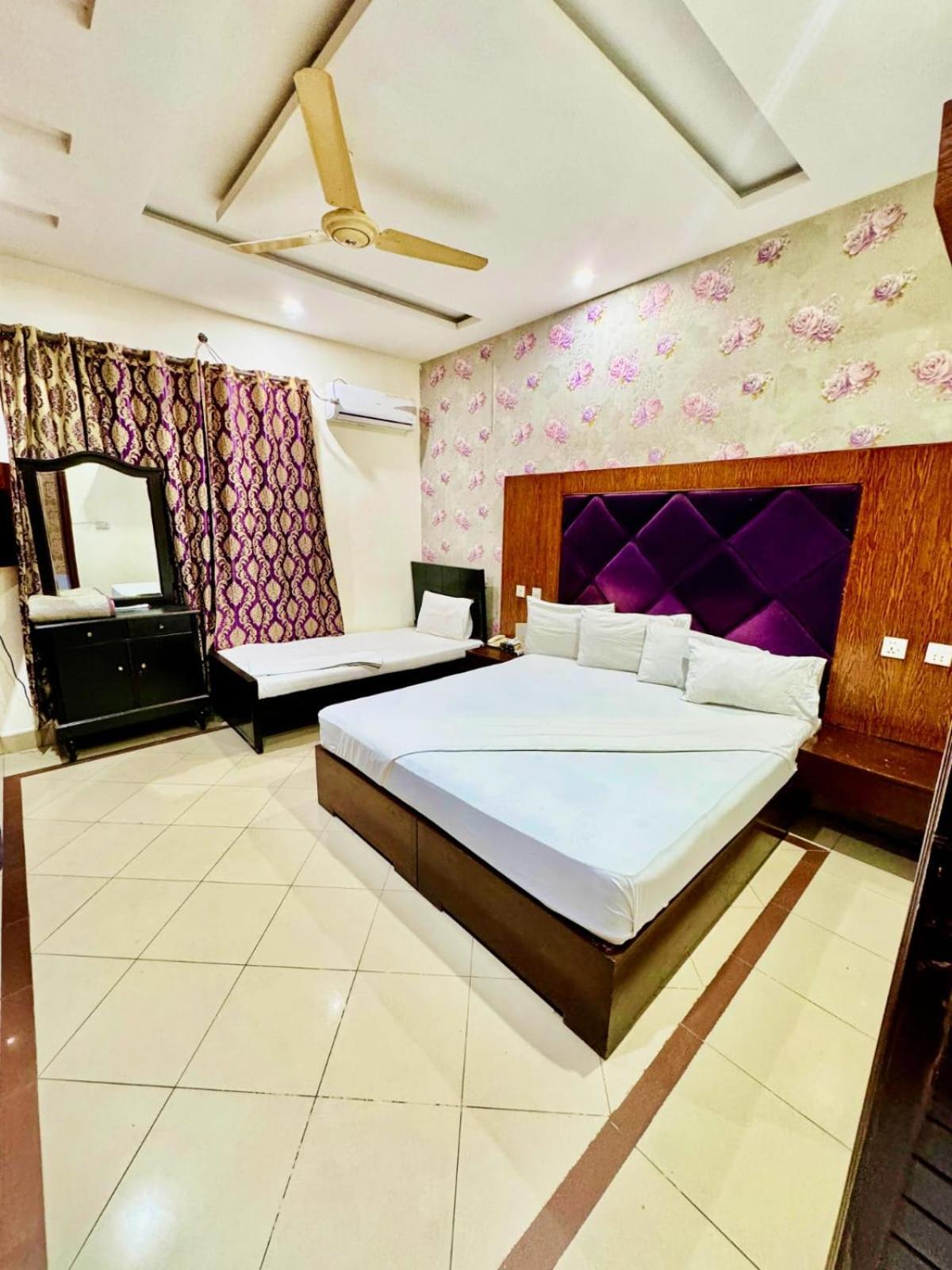 Hotel Pak Continental Multan Eksteriør billede